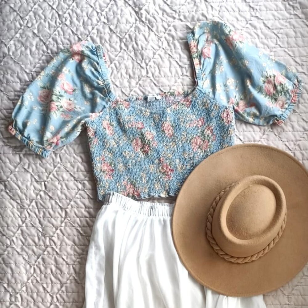 100% Cotton-Linen Blend American Eagle Baby Blue Floral Smocked Crop Top
